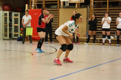 Am kommenden Sonnabend, 9. Dezember, sind wir zur Abwechslung mal die Gastgeberinnen: Unser erstes Heimspiel dieser Saison steht an. Wir freuen uns ab 14 Uhr über Unterstützung in der Sporthalle des Humboldt-Gymnasiums (Stötteritzer Straße). Zu bieten haben wir zwei spannende Partien gegen die Zweit- und Drittplatzierten (Markkleeberg und Wurzen) - und natürlich Kuchen.   