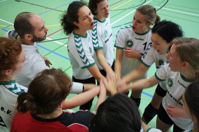 Hey Fans, wir brauchen euch: bei unserem zweiten Heimspiel am Sonntag, 28. Januar, in der Halle des Humboldt-Gymnasiums (Stötteritzer Straße)! Zwei Spiele, um 11 Uhr geht´s los - Essen inklusive. Zu Gast: Unsere Dritte und Wurzen. 